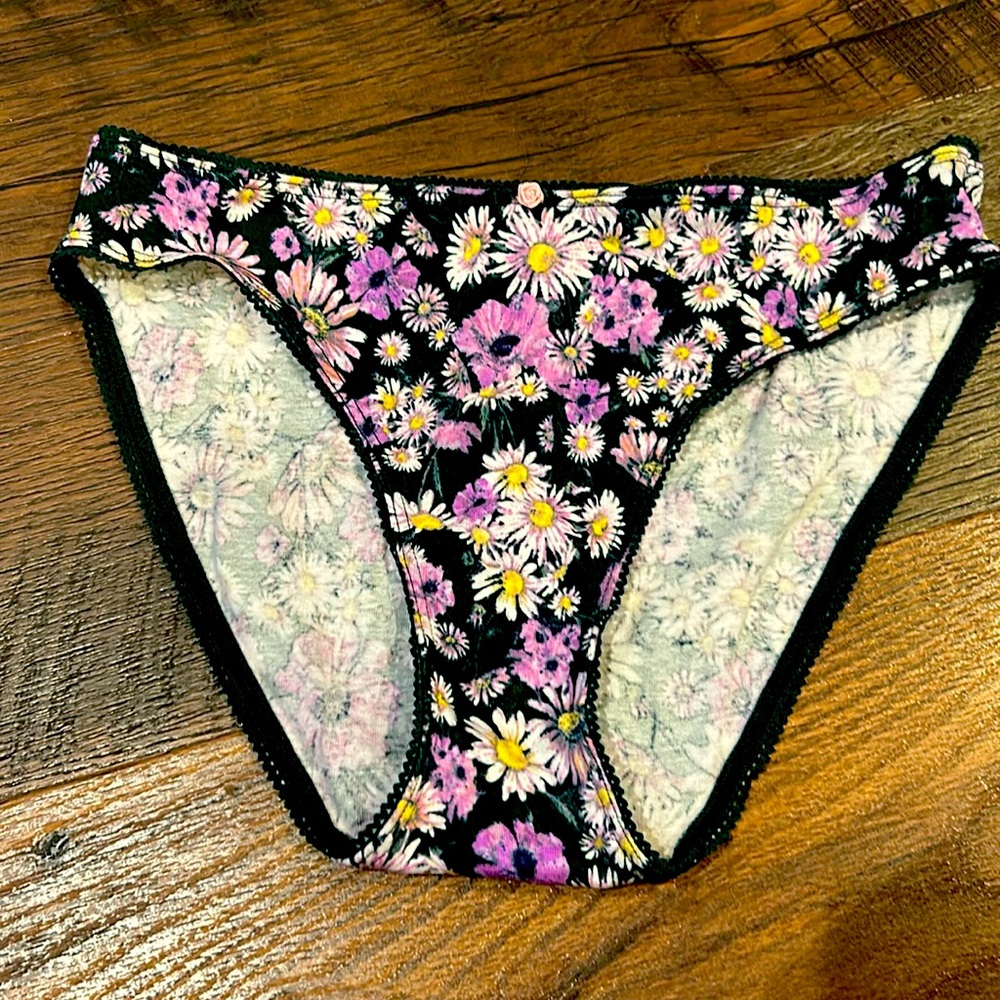 VS bikini panties size med